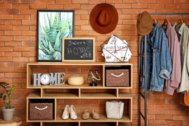 Modern koridorun iç mimarisi.