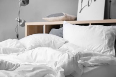 Odada büyük rahat bir yatak.