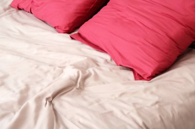 Odada büyük, rahat yatak, yakın çekim.