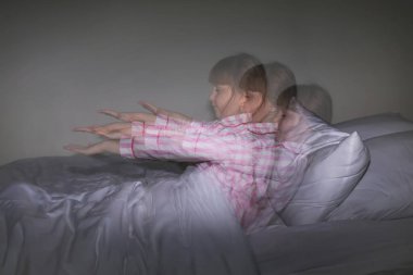 Geceleri küçük uyurgezer, stroboskopik efektli fotoğraf.