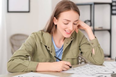 Ofiste çalışan kadın bir kaligrafçı.