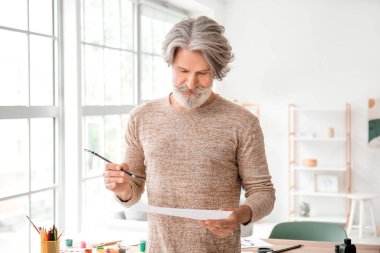 Ofiste çalışan son sınıf erkek el yazısı uzmanı.