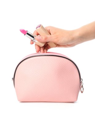 Beyaz arka planda kozmetik çantalı kadın