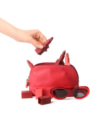 Beyaz arka planda kozmetik çantalı kadın