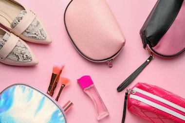 Renkli arka planda dekoratif kozmetik içeren kompozisyon