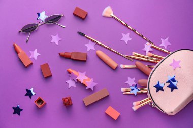 Renkli arka planda dekoratif kozmetik içeren kompozisyon