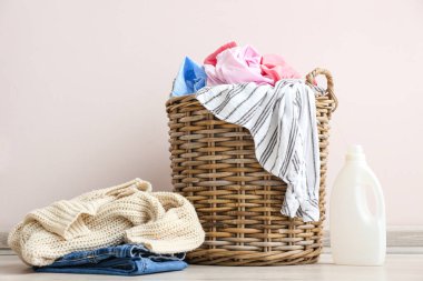Kirli çamaşırlar ve deterjan ışık duvarının yanında.