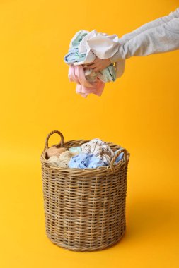 Kirli çamaşırları sepete koyan kadın