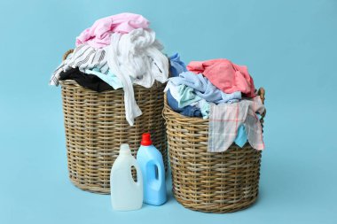 Kirli elbiseli sepetler ve arka planda deterjan.