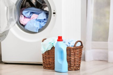 Çamaşır makinesi ve banyoda çamaşır makinesi.