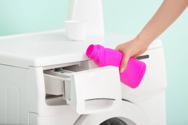 Çamaşır yıkayan kadın, yakın çekim.