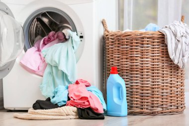 Çamaşır makinesi ve banyoda çamaşır makinesi.