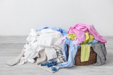 Kirli çamaşırlar ışık duvarının yanında.