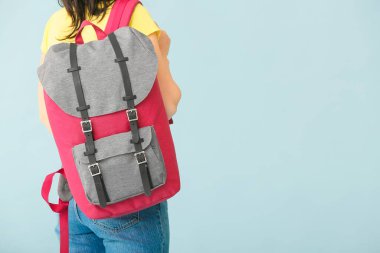 Sırt çantalı genç bir kadın.