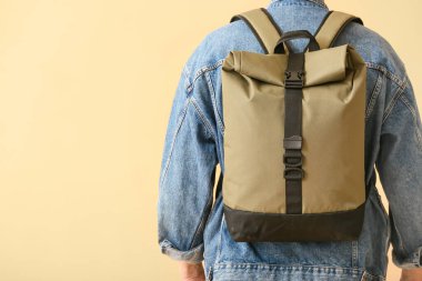 Sırt çantalı adam renk arkaplanda