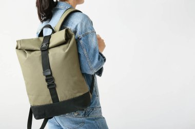 Beyaz arka planda sırt çantalı genç bir kadın.