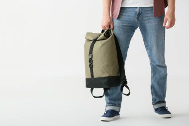 Beyaz arka planda sırt çantalı bir adam.