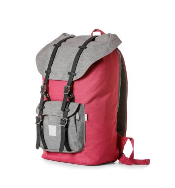 Beyaz arka planda modern turistlerin sırt çantası