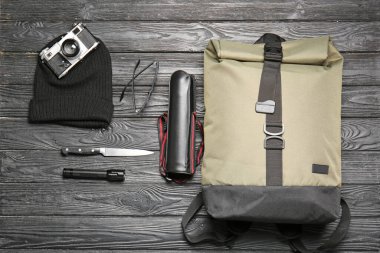 Ahşap arka planda gezgin aksesuarları.