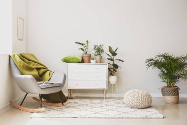 Koltuklu modern odanın içi.