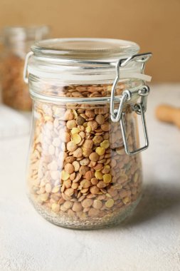 Masadaki kavanozda çiğ mercimek