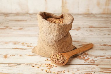 Masada çiğ mercimek ve kaşık