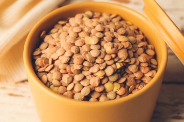 Masadaki kutuda çiğ mercimek, yakın plan.