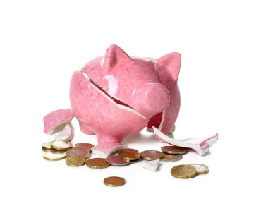 Kırık domuz kumbarası ve beyaz arka planda bozuk paralar