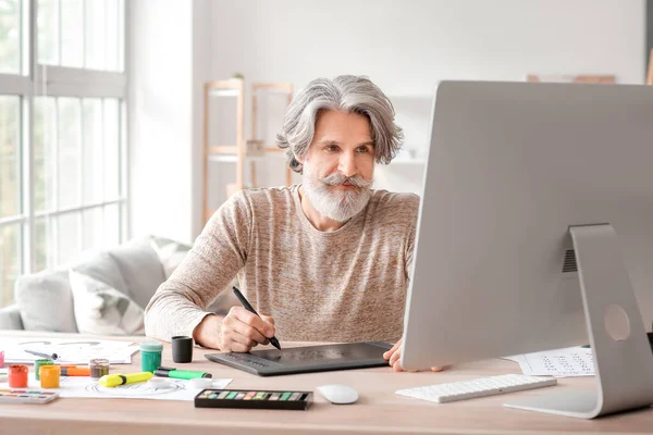 Senior Mannelijke Kalligrafist Aan Het Werk — Stockfoto