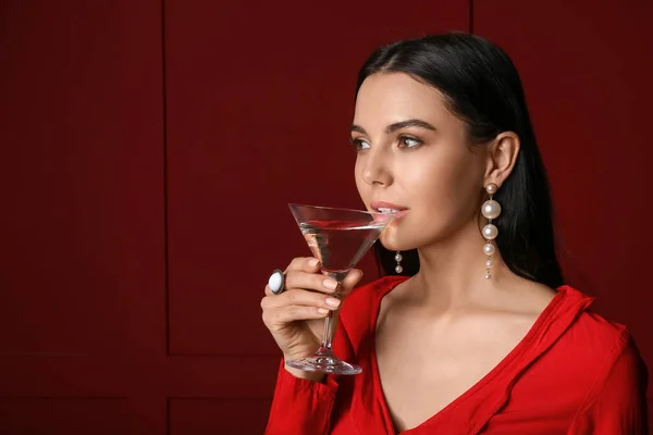 Mulher Bonita Com Martini Fundo Escuro — Fotografia de Stock