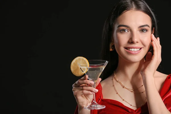 Mulher Bonita Com Martini Fundo Escuro — Fotografia de Stock