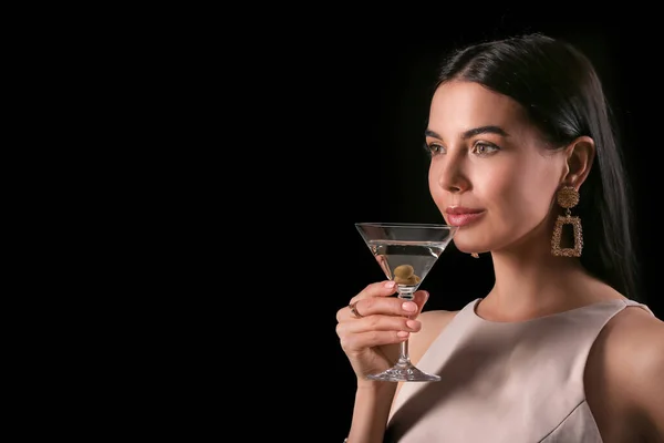 Mulher Bonita Com Martini Fundo Escuro — Fotografia de Stock