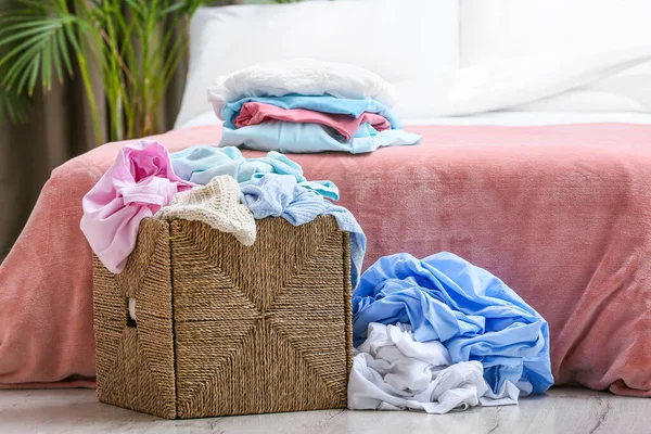 Basket Dirty Clothes Bedroom — Stock Photo, Image