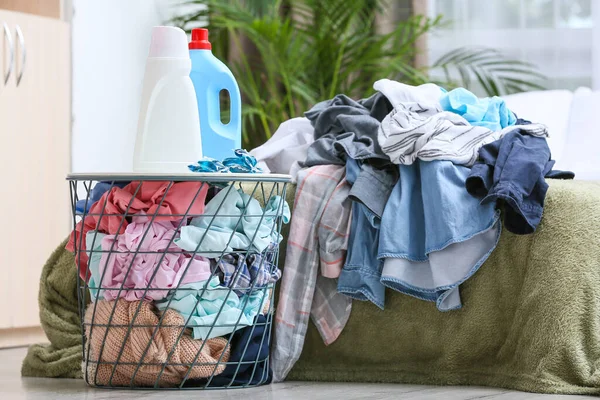 Waschmittel Und Schmutzige Wäsche Schlafzimmer — Stockfoto
