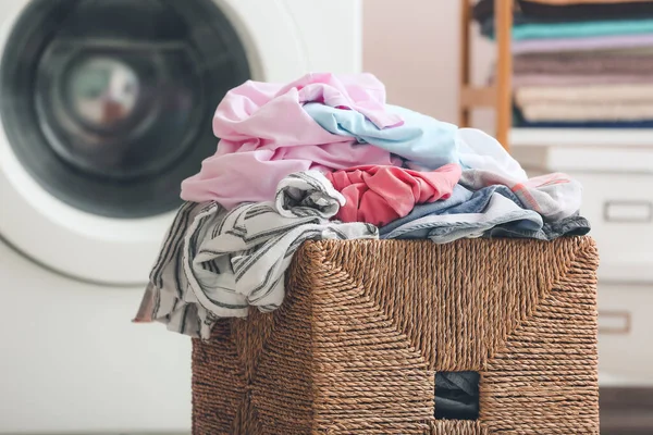 Korb Mit Schmutziger Kleidung Der Heimischen Waschküche — Stockfoto