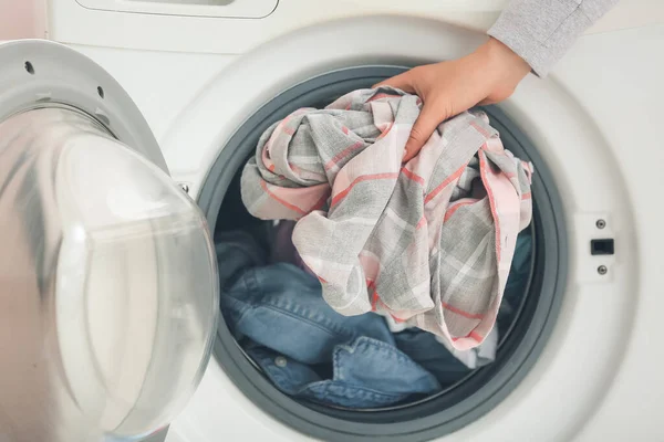 Evde Çamaşır Yıkayan Bir Kadın — Stok fotoğraf