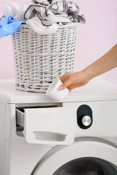 家で洗濯する女 — ストック写真