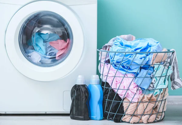 Çamaşır Makinesi Sepeti Kirli Çamaşırhane Odasında — Stok fotoğraf