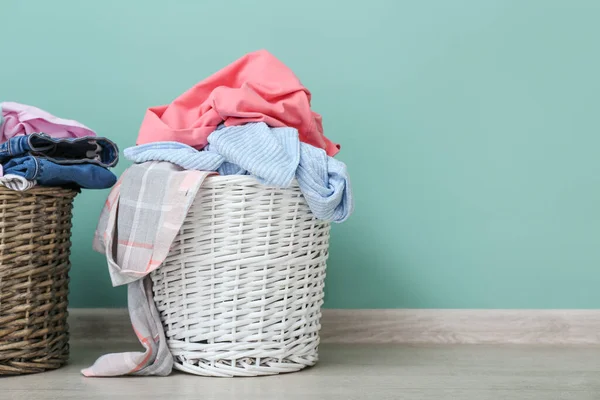 Baskets Dirty Clothes Color Wall — Stock Photo, Image