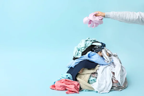 Vrouwelijke Hand Hoop Vuile Kleren Kleur Achtergrond — Stockfoto