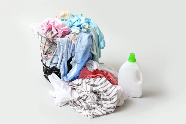 Basket Dirty Clothes Detergent Light Background — Stock Photo, Image