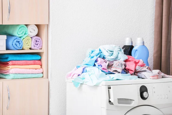 Mesin Cuci Dengan Pakaian Kotor Kamar Mandi — Stok Foto
