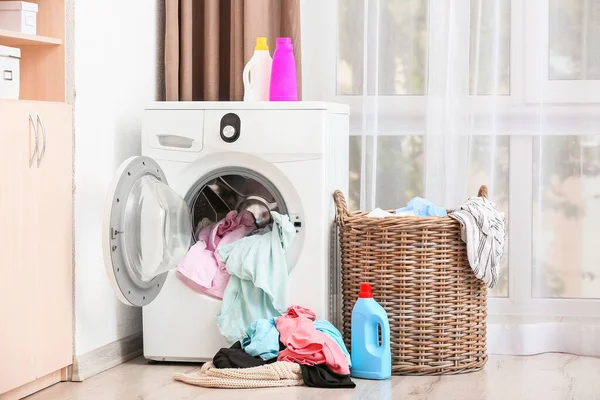 Tvättmaskin Med Tvätt Badrummet — Stockfoto