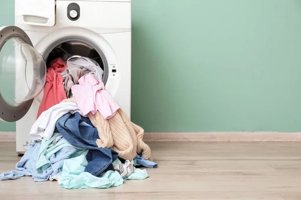 Tvättmaskin Med Smutsiga Kläder Nära Färg Vägg — Stockfoto