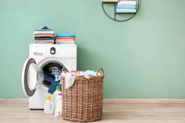 Machine Laver Avec Des Vêtements Sales Près Mur Couleur — Photo