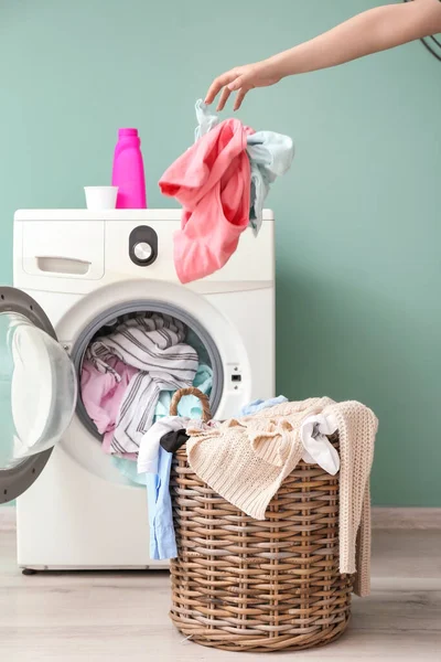 Γυναίκα Που Πλένει Ρούχα Στο Σπίτι — Φωτογραφία Αρχείου