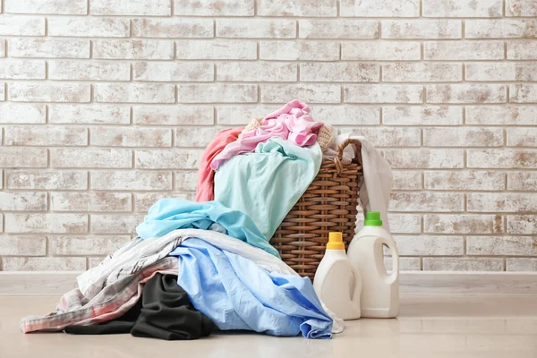 Mand Met Vuile Kleren Buurt Van Bakstenen Muur — Stockfoto