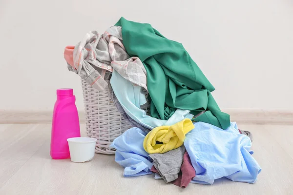 Schmutzige Wäsche Auf Dem Fußboden Der Nähe Einer Lichtwand — Stockfoto