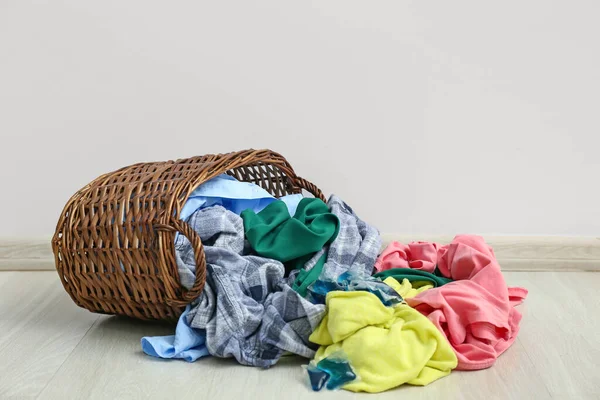 Basket Dirty Clothes Light Wall — Stock Photo, Image