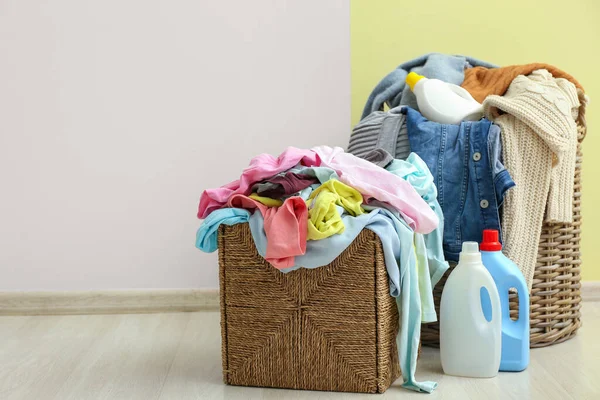 Baskets Dirty Clothes Color Wall — Stock Photo, Image